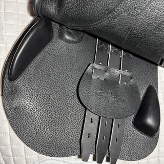 Equipe Expression Special Jump Black 17"+2 W 5 | Saddles Direct