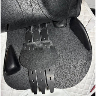 Equipe Expression Special Jump Black 17"+2 W 6 | Saddles Direct