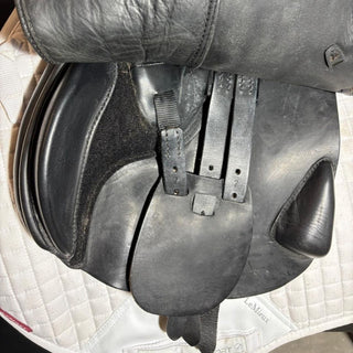 Farrington International Event Jump Black 17.5" MW 6 | Saddles Direct