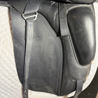 Fairfax Classic Cupped Flap Dressage Black 17.5" ADJ