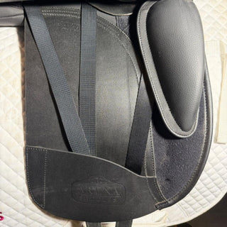 Arena Wide/Cob Dressage Black 16.5" ADJ 8 | Saddles Direct