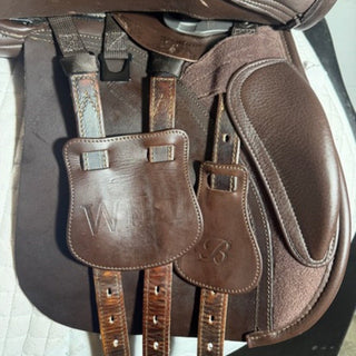 Bates All Purpose GP Wide/Cob Heritage Leather Brown 17" ADJ 8 | Saddles Direct