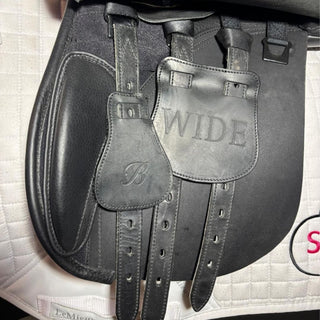 Bates All Purpose Wide/Cob GP Black 17.5" ADJ 5 | Saddles Direct