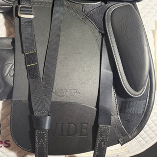 Bates Wide/Cob Dressage Heritage Leather Black 17.5" ADJ 8 | Saddles Direct