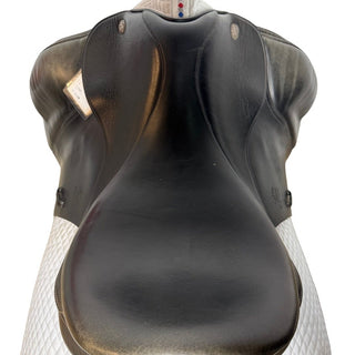 Fairfax Classic Cupped Flap Dressage MDC Dressage Black 17.5" ADJ 6 | Saddles Direct