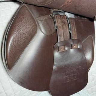 Fairfax Classic Cupped Flap Jump Brown 17.5" ADJ 7 | Saddles Direct