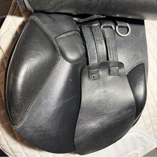 Fairfax Cupped Flap Classic Jump Black 17" ADJ 7 | Saddles Direct