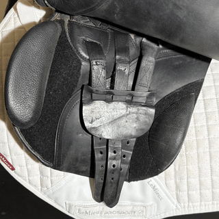 Kent and Masters GP Black 17.5" ADJ 6 | Saddles Direct