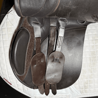 Kent and Masters Low Wither GP Brown 17.5" ADJ 6 | Saddles Direct