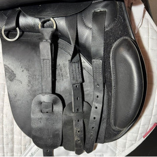 Kent and Masters MGX GP Black 17.5" ADJ 6 | Saddles Direct