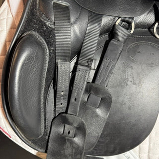 Kent and Masters MGX GP Black 17.5" ADJ 5 | Saddles Direct