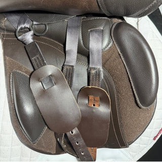 Kent and Masters Original Flat Back MGU GP Brown 17.5" ADJ 8 | Saddles Direct