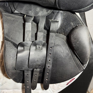 Kent and Masters Original JU Jump Black 17.5" ADJ 8 | Saddles Direct