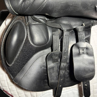 Kent and Masters S - Series MJJ Jump Black 17" ADJ 7 | Saddles Direct