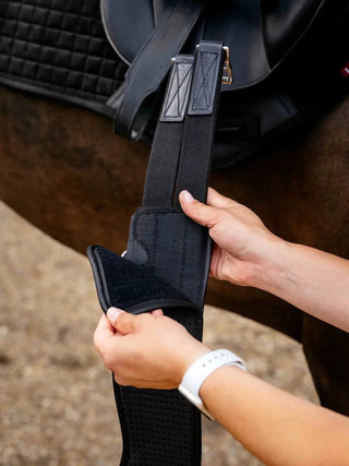 LeMieux Hunter Girth with Detachable Non-Slip Liner 3 | Saddles Direct